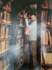 Cezary Pazura, sesja zdjęciowa w bibliotece, 2002 r.
