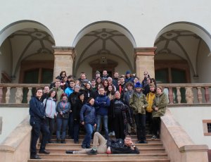 Grupa studentów I roku u prof. Kosińskiej, Pałac Biskupów Krakowskich w Kielcach. fot. Igor Niewiadomski