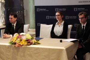 Od lewej siedzą: prof. Sławomir Żółtek, Prorektor UW ds. studenckich UW, prof. Marzena Zawanowska, prodziekan ds. finansów i badań naukowych WH oraz dr Piotr Okniński. Fot. Sebastian Gawęda