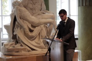 Przemawia p. Krystian Kościug, przewodniczący rady Samorządu Studentów WH. Fot. Sebastian Gawęda