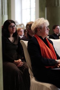 Prof. Jolanta Choińska-Mika. Z tyłu dr Elżbieta Kwiecińska. Fot. Sebastian Gawęda