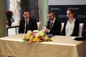 Od lewej siedzą: prof. Sławomir Żółtek, Prorektor UW ds. studenckich UW, prof. Łukasz Niesiołowski-Spanó, dziekan Wydziału Historii UW, prof. Marzena Zawanowska, prodziekan ds. finansów i badań naukowych WH. Fot. Sebastian Gawęda