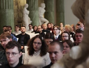 Studentki i studenci Wydziału Historii UW. Fot. Sebastian Gawęda