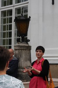 O Pałacu w Jabłonnie opowiada dr Natalia Królikowska-Jedlińska, po lewej prof. Paweł Żmudzki Fot. Sebastian Gawęda