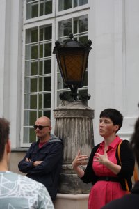 O Pałacu w Jabłonnie opowiada dr Natalia Królikowska-Jedlińska, po lewej prof. Paweł Żmudzki Fot. Sebastian Gawęda