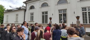 Objazdowicze przed Pałacem w Jabłonnie, opowiada dr Natalia Królikowska-Jedlińska Fot. Sebastian Gawęda