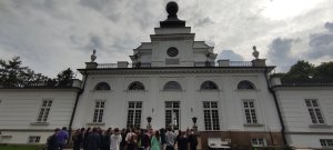 Objazdowicze przed Pałacem w Jabłonnie, opowiada dr Natalia Królikowska-Jedlińska(1) Fot. Sebastian Gawęda