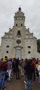 Objazdowicze przed fasadą Kościoła Podwyższenia Krzyża Świętego w Krasnem Fot. Sebastian Gawęda