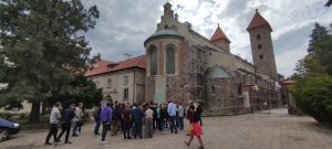 Objazdowicze przy prezbiterium Bazyliki Zwiastowania Najświętszej Marii Panny w Czerwińsku nad Wisłą Fot. Sebastian Gawęda