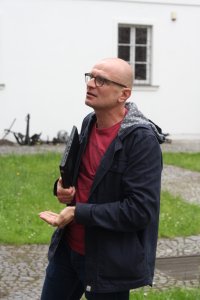 Prof. Paweł Żmudzki opowiada o klasztorze kanoników regularnych w Czerwińsku nad Wisłą Fot. Sebastian Gawęda