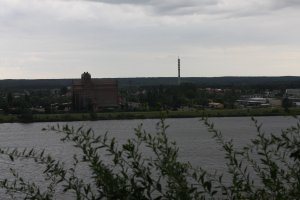 Widok na Wisłę ze Wzgórza Tumskiego w Płocku, widoczny dawny spichlerz Fot. Sebastian Gawęda