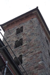 Wieża klasztoru kanoników regularnych w Czerwińsku nad Wisłą, widoczne biforia Fot. Sebastian Gawęda