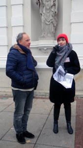 Dr Izabela Mrzygłód oraz dr hab. Robert Gawkowski rozpoczynają spacer po kampusie UW śladami przemocy