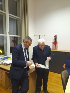 Profesor Romuald Wacław Turkowski z dziekanem Wydziału Historii prof. ucz. Łukaszem Niesiołowskim-Spanó. Fot. Igor Niewiadomski