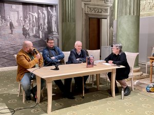 Spotkanie "Zawód: historyk? Profesor Andrzej Friszke". Od lewej siedzą: Jan Olaszek, Tomasz Siewierski, Andrzej Friszke, Dobrochna Kałwa. Fot. Katarzyna Szarla