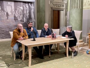 Spotkanie "Zawód: historyk? Profesor Andrzej Friszke". Od lewej siedzą: Jan Olaszek, Tomasz Siewierski, Andrzej Friszke, Dobrochna Kałwa. Fot. Katarzyna Szarla