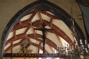 Belka tęczowa oraz sklepienie gwiaździste kościoła św. Zygmunta w Szydłowcu