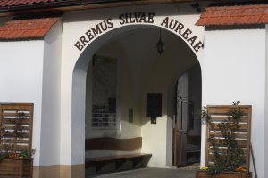 Brama klasztoru pokamedulskiego w Rytwianach