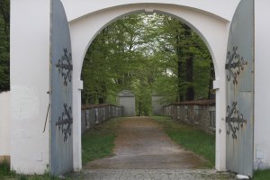 Brama klasztoru pokamedulskiego w Rytwianach