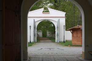 Brama klasztoru pokamedulskiego w Rytwianach