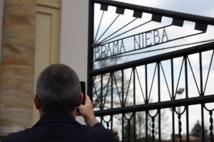 Brama kościoła św. Jana Nepomucena i św. Ignacego Loyoli. Przysucha