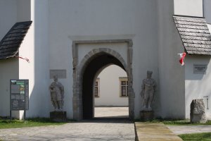 Brama prowadząca do Zamku w Szydłowcu