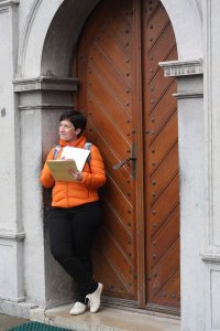 Dr Natalia Królikowska-Jedlińska wygłasza referat przy Bazylice katedralnej pw. Wniebowzięcia NMP w Kielcach