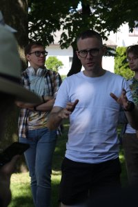 Kacper Pielat i mgr Grzegorz Bryl w tle, na pierwszym planie dr Piotr Okniński wygłasza referat o historii Czerska
