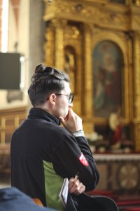 Maciej Zawistowski słucha referatu prof. Węcowskiego w kościele św. Zygmunta w Szydłowcu