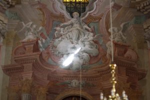 Malowana nastawa ołtarza Wnętrzew Kościele Wniebowzięcia NMP w Opactwie
