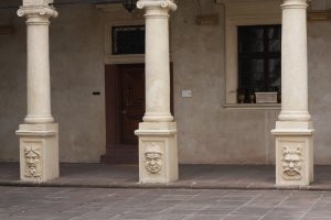 Maszkarony w dziedzińcu Zamku w Baranowie Sandomierskim autorstwa Santi Gucciego