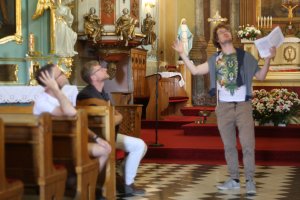 Mgr Grzegorz Bryl wygłasza referat o architekturze kościoła w Sieciechowie