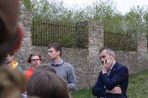 Mgr Igor Niewiadomski wygłasza referat o Zagłębiu Staropolskim. Sielpia Wielka