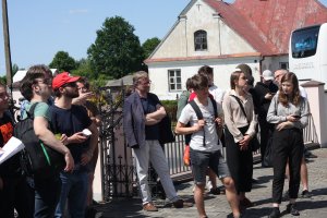 Objazdowicze oglądają kościół w Sieciechowie