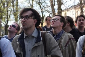 Objazdowicze przed Kolegiatą św. Mikołaja, na pierwszym planie pozuje Piotr Turowski