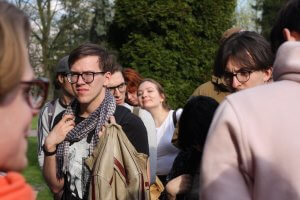 Objazdowicze przed Kolegiatą św. Mikołaja. Końskie