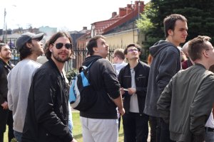 Objazdowicze przed kościołem św. Zygmunta w Szydłowcu
