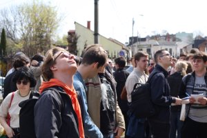 Objazdowicze przed kościołem św. Zygmunta w Szydłowcu