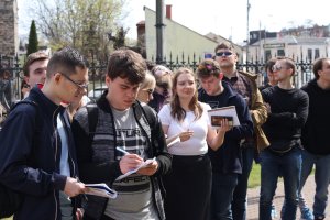 Objazdowicze przed kościołem św. Zygmunta w Szydłowcu