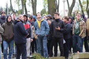 Objazdowicze przed kościołem w Koprzywnicy