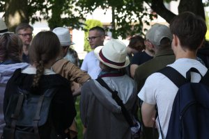 Objazdowicze słuchają referatu dr. Oknińskiego o historii Czerska
