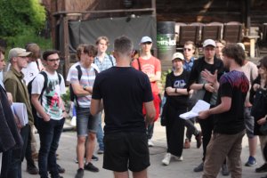 Objazdowicze słuchają referatu mgr Grzegorza Bryla o społeczności żydowskiej w Kazimierzu