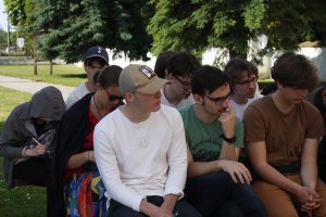 Objazdowicze słuchają referatu o architekturze i historii kościoła w Opactwie