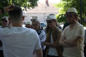 Objazdowicze słuchają referatu o historii Czerska