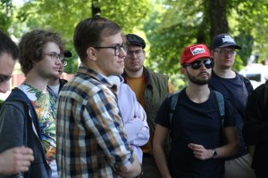 Objazdowicze słuchają referatu o historii Czerska