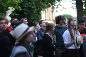 Objazdowicze słuchają referatu prof. Janickiego o Świątyni Sybilli w Puławach