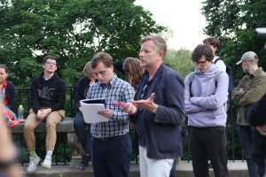 Objazdowicze słuchają referatu prof. Janickiego o Świątyni Sybilli w Puławach