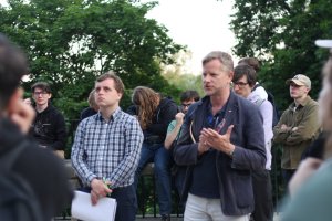 Objazdowicze słuchają referatu prof. Janickiego o Świątyni Sybilli w Puławach