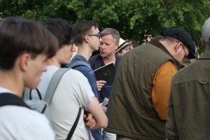 Objazdowicze słuchają referatu prof. Janickiego o architekturze i historii Pałacu Czartoryskich w Puławach
