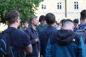 Objazdowicze słuchają referatu prof. Janickiego o architekturze i historii Pałacu Czartoryskich w Puławach